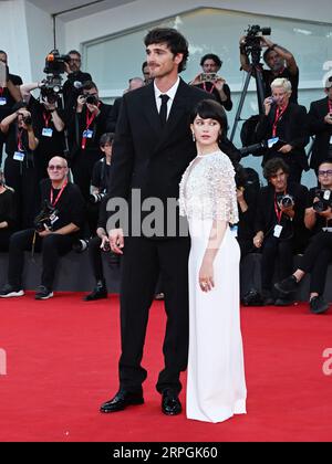 Venedig, Italien. September 2023. Abend 6 - roter Teppich Priscilla - auf dem Foto: Jacob Elordi, Cailee Spaeny, Credit: Independent Photo Agency/Alamy Live News Stockfoto