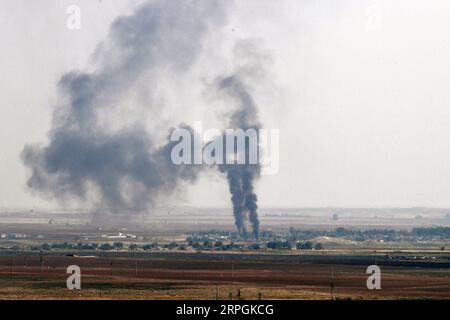 191018 -- ANKARA, 18. Oktober 2019 -- Foto aus der türkischen Grenzstadt Ceylanpinar am 17. Oktober 2019 zeigt Rauch aus der nordsyrischen Stadt Ras al-Ain während eines Angriffs der türkischen Armee. Die Vereinigten Staaten und die Türkei erzielten am Donnerstag eine Einigung über einen fünftägigen Waffenstillstand und die Schaffung einer sicheren Zone in Nordsyrien, wo die türkischen Streitkräfte nach Gesprächen zwischen den beiden Seiten in der türkischen Hauptstadt Ankara gegen die kurdische Miliz gekämpft hatten. Die Türkei wird die Operation in Nordsyrien erst beenden, nachdem die YPG- und PKK-Terroristen das Gebiet Turkis verlassen haben Stockfoto