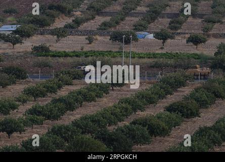 191018 -- ANKARA, 18. Oktober 2019 -- Militärfahrzeuge verlassen am 17. Oktober 2019 die türkische Grenzstadt Ceylanpinar zur nordsyrischen Stadt Ras al-Ain. Die Vereinigten Staaten und die Türkei erzielten am Donnerstag eine Einigung über einen fünftägigen Waffenstillstand und die Schaffung einer sicheren Zone in Nordsyrien, wo die türkischen Streitkräfte nach Gesprächen zwischen den beiden Seiten in der türkischen Hauptstadt Ankara gegen die kurdische Miliz gekämpft hatten. Die Türkei wird die Operation in Nordsyrien erst beenden, nachdem die YPG- und PKK-Terroristen das Gebiet verlassen haben, sagte der türkische Außenminister Mevlut Cavusoglu bei einem Pressekonvent Stockfoto