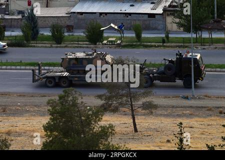 191018 -- ANKARA, 18. Oktober 2019 -- Ein Militärfahrzeug verlässt die türkische Grenzstadt Ceylanpinar in Richtung der nordsyrischen Stadt Ras al-Ain am 17. Oktober 2019. Die Vereinigten Staaten und die Türkei erzielten am Donnerstag eine Einigung über einen fünftägigen Waffenstillstand und die Schaffung einer sicheren Zone in Nordsyrien, wo die türkischen Streitkräfte nach Gesprächen zwischen den beiden Seiten in der türkischen Hauptstadt Ankara gegen die kurdische Miliz gekämpft hatten. Die Türkei wird die Operation in Nordsyrien erst beenden, nachdem die YPG und PKK-Terroristen das Gebiet verlassen haben, sagte der türkische Außenminister Mevlut Cavusoglu auf einem Pressekonfus Stockfoto