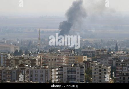 191018 -- ANKARA, 18. Oktober 2019 -- Foto aus der türkischen Grenzstadt Ceylanpinar am 17. Oktober 2019 zeigt Rauch aus der nordsyrischen Stadt Ras al-Ain während eines Angriffs der türkischen Armee. Die Vereinigten Staaten und die Türkei erzielten am Donnerstag eine Einigung über einen fünftägigen Waffenstillstand und die Schaffung einer sicheren Zone in Nordsyrien, wo die türkischen Streitkräfte nach Gesprächen zwischen den beiden Seiten in der türkischen Hauptstadt Ankara gegen die kurdische Miliz gekämpft hatten. Die Türkei wird die Operation in Nordsyrien erst beenden, nachdem die YPG- und PKK-Terroristen das Gebiet Turkis verlassen haben Stockfoto