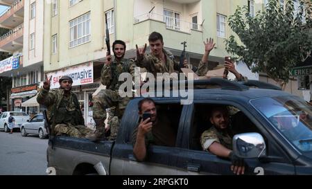 191018 -- ANKARA, 18. Oktober 2019 Xinhua -- Mitglieder der syrischen Nationalarmee fahren am 17. Oktober 2019 von der türkischen Grenzstadt Akcakale nach Tal Abyad in Nordsyrien. Die Vereinigten Staaten und die Türkei erzielten am Donnerstag eine Einigung über einen fünftägigen Waffenstillstand und die Schaffung einer sicheren Zone in Nordsyrien, wo die türkischen Streitkräfte nach Gesprächen zwischen den beiden Seiten in der türkischen Hauptstadt Ankara gegen die kurdische Miliz gekämpft hatten. Die Türkei wird die Operation in Nordsyrien erst beenden, nachdem die Terroristen der YPG und der PKK das Gebiet verlassen haben, sagte der türkische Außenminister Mevlut Cavusoglu Stockfoto