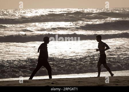 191018 -- DURBAN, 18. Oktober 2019 -- Bürger machen Übungen am Strand in Durban, Südafrika, 18. Oktober 2019. SÜDAFRIKA-DURBAN-STADTBLICK ChenxCheng PUBLICATIONxNOTxINxCHN Stockfoto