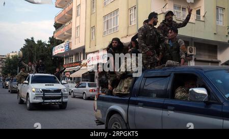 191018 -- ANKARA, 18. Oktober 2019 Xinhua -- Mitglieder der syrischen Nationalarmee fahren am 17. Oktober 2019 von der türkischen Grenzstadt Akcakale nach Tal Abyad in Nordsyrien. Die Vereinigten Staaten und die Türkei erzielten am Donnerstag eine Einigung über einen fünftägigen Waffenstillstand und die Schaffung einer sicheren Zone in Nordsyrien, wo die türkischen Streitkräfte nach Gesprächen zwischen den beiden Seiten in der türkischen Hauptstadt Ankara gegen die kurdische Miliz gekämpft hatten. Die Türkei wird die Operation in Nordsyrien erst beenden, nachdem die Terroristen der YPG und der PKK das Gebiet verlassen haben, sagte der türkische Außenminister Mevlut Cavusoglu Stockfoto