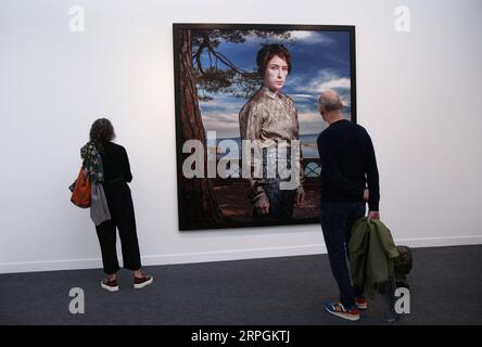 191018 -- PARIS, 18. Oktober 2019 -- Besucher besuchen die Internationale Zeitgenössische Kunstmesse 2019 FIAC im Grand Palais in Paris, Frankreich, 17. Oktober 2019. Die Messe findet vom 17. Bis 20. Oktober statt und vereint moderne und zeitgenössische Kunstwerke mit einer Vielzahl von Medien wie Malerei, Skulptur, Fotografie, Installationen, Videos, Aufführungen, digitale Kunst usw. FRANCE-PARIS-FIAC 2019 GaoxJing PUBLICATIONxNOTxINxCHN Stockfoto