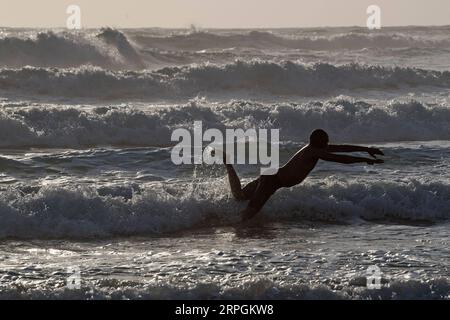 191018 -- DURBAN, 18. Oktober 2019 -- Ein Bürger schwimmt im Meer in Durban, Südafrika, 18. Oktober 2019. SÜDAFRIKA-DURBAN-STADTBLICK ChenxCheng PUBLICATIONxNOTxINxCHN Stockfoto