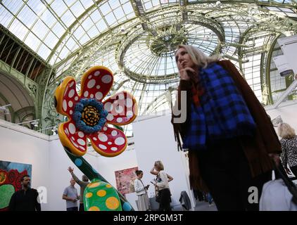 191018 -- PARIS, 18. Oktober 2019 -- Besucher besuchen die Internationale Zeitgenössische Kunstmesse 2019 FIAC im Grand Palais in Paris, Frankreich, 17. Oktober 2019. Die Messe findet vom 17. Bis 20. Oktober statt und vereint moderne und zeitgenössische Kunstwerke mit einer Vielzahl von Medien wie Malerei, Skulptur, Fotografie, Installationen, Videos, Aufführungen, digitale Kunst usw. FRANCE-PARIS-FIAC 2019 GaoxJing PUBLICATIONxNOTxINxCHN Stockfoto