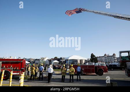 191018 -- SAN FRANCISCO, 18. Oktober 2019 -- Feuerwehrleute nehmen an einer Gedenkveranstaltung zum 30. Jahrestag des Erdbebens von Loma Prieta mit einer Stärke von 6,9 in San Francisco, den Vereinigten Staaten, 17. Oktober 2019, Teil. Foto von /Xinhua U.S.-SAN FRANCISCO-MEMORATION-EARTHQUAKE LixJianguo PUBLICATIONxNOTxINxCHN Stockfoto