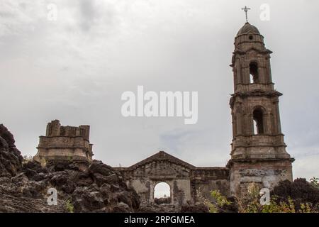 Ruinen eines Kirchturms. Ein altes Dorf bedeckt mit Lava. Paricutin, Michoacan, Mexiko. Stockfoto