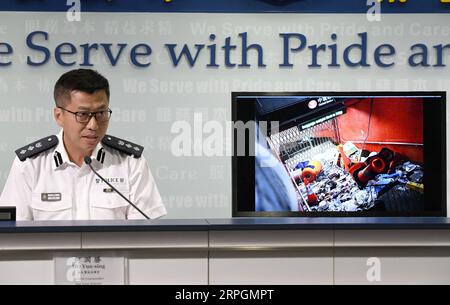 191018 -- HONG KONG, 18. Oktober 2019 -- Bezirkskommandeur des Yau Tsim Bezirks Ho Yun-Sing zeigt ein Beweisbild von öffentlichen Einrichtungen, die von Randalierern während einer Pressekonferenz im südchinesischen Hongkong am 18. Oktober 2019 vandalisiert wurden. Die Polizei in Hongkong sagte am Freitag, dass zwischen Montag und Donnerstag 13 Männer, die an gewalttätigen Vorfällen beteiligt waren, verhaftet wurden. Die Polizei hat auch eine 27-jährige Frau verfolgt, die am 6. Oktober bei einer ungesetzlichen Versammlung in Wong Tai Sin, Kowloon, eine Gesichtsmaske getragen hat. CHINA-HONGKONG-PRESSEKONFERENZ CN LUXHANXIN PUBLICATIONXNOTXINXCHN Stockfoto