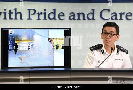 191018 -- HONG KONG, 18. Oktober 2019 -- Kong Wing-cheung, amtierender Chefsuperintendent der Polizeiabteilung für Öffentlichkeitsarbeit, zeigt ein Beweisbild von gewalttätigen Handlungen von Randalierern, um öffentliche Einrichtungen während einer Pressekonferenz im südchinesischen Hongkong, 18. Oktober 2019, zu vandalisieren. Die Polizei in Hongkong sagte am Freitag, dass zwischen Montag und Donnerstag 13 Männer, die an gewalttätigen Vorfällen beteiligt waren, verhaftet wurden. Die Polizei hat auch eine 27-jährige Frau verfolgt, die am 6. Oktober bei einer ungesetzlichen Versammlung in Wong Tai Sin, Kowloon, eine Gesichtsmaske getragen hat. CHINA-HONGKONG-PRESSEKONFERENZ CN LUXHANXIN PUBLICATIONXNOTXINXCHN Stockfoto