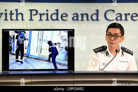 191018 -- HONG KONG, 18. Oktober 2019 -- Kong Wing-cheung, amtierender Chefsuperintendent der Polizeiabteilung für Öffentlichkeitsarbeit, zeigt ein Beweisbild von gewalttätigen Handlungen von Randalierern, um öffentliche Einrichtungen während einer Pressekonferenz im südchinesischen Hongkong, 18. Oktober 2019, zu vandalisieren. Die Polizei in Hongkong sagte am Freitag, dass zwischen Montag und Donnerstag 13 Männer, die an gewalttätigen Vorfällen beteiligt waren, verhaftet wurden. Die Polizei hat auch eine 27-jährige Frau verfolgt, die am 6. Oktober bei einer ungesetzlichen Versammlung in Wong Tai Sin, Kowloon, eine Gesichtsmaske getragen hat. CHINA-HONGKONG-PRESSEKONFERENZ CN LUXHANXIN PUBLICATIONXNOTXINXCHN Stockfoto