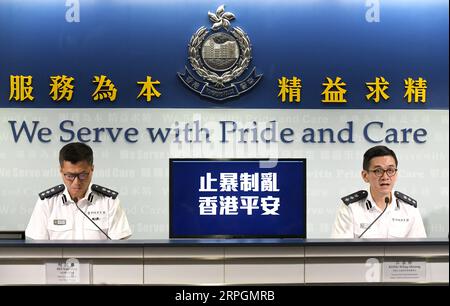 191018 -- HONG KONG, 18. Oktober 2019 -- Kong Wing-cheung R, amtierender Leiter der Polizeiabteilung für Öffentlichkeitsarbeit, spricht während einer Pressekonferenz im südchinesischen Hongkong, 18. Oktober 2019. Die Polizei in Hongkong sagte am Freitag, dass zwischen Montag und Donnerstag 13 Männer, die an gewalttätigen Vorfällen beteiligt waren, verhaftet wurden. Die Polizei hat auch eine 27-jährige Frau verfolgt, die am 6. Oktober bei einer ungesetzlichen Versammlung in Wong Tai Sin, Kowloon, eine Gesichtsmaske getragen hat. CHINA-HONGKONG-PRESSEKONFERENZ CN LUXHANXIN PUBLICATIONXNOTXINXCHN Stockfoto