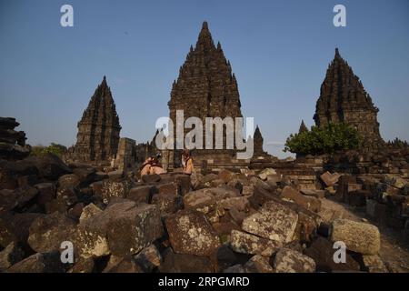 191018 -- ZENTRAL-JAVA, 18. Oktober 2019 -- Touristen besuchen den Prambanan-Tempel in der Zentral-Java-Provinz, Indonesien, 18. Oktober 2019. Prambanan, ein UNESCO-Weltkulturerbe, ist eine der größten Hindutempelanlagen Indonesiens. INDONESIEN-ZENTRAL-JAVA-PRAMBANAN-TEMPEL Zulkarnain PUBLICATIONxNOTxINxCHN Stockfoto