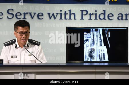 191018 -- HONG KONG, 18. Oktober 2019 -- Bezirkskommandeur des Yau Tsim Bezirks Ho Yun-Sing zeigt ein Beweisbild, das an gewalttätigen Vorfällen während einer Pressekonferenz im südchinesischen Hongkong am 18. Oktober 2019 beteiligt war. Die Polizei in Hongkong sagte am Freitag, dass zwischen Montag und Donnerstag 13 Männer, die an gewalttätigen Vorfällen beteiligt waren, verhaftet wurden. Die Polizei hat auch eine 27-jährige Frau verfolgt, die am 6. Oktober bei einer ungesetzlichen Versammlung in Wong Tai Sin, Kowloon, eine Gesichtsmaske getragen hat. CHINA-HONGKONG-PRESSEKONFERENZ CN LUXHANXIN PUBLICATIONXNOTXINXCHN Stockfoto