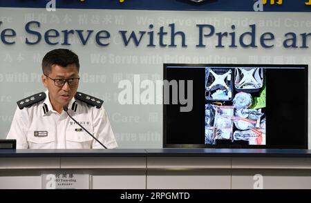 191018 -- HONG KONG, 18. Oktober 2019 -- Bezirkskommandeur des Yau Tsim Bezirks Ho Yun-Sing zeigt ein Beweisbild, das an gewalttätigen Vorfällen während einer Pressekonferenz im südchinesischen Hongkong am 18. Oktober 2019 beteiligt war. Die Polizei in Hongkong sagte am Freitag, dass zwischen Montag und Donnerstag 13 Männer, die an gewalttätigen Vorfällen beteiligt waren, verhaftet wurden. Die Polizei hat auch eine 27-jährige Frau verfolgt, die am 6. Oktober bei einer ungesetzlichen Versammlung in Wong Tai Sin, Kowloon, eine Gesichtsmaske getragen hat. CHINA-HONGKONG-PRESSEKONFERENZ CN LUXHANXIN PUBLICATIONXNOTXINXCHN Stockfoto