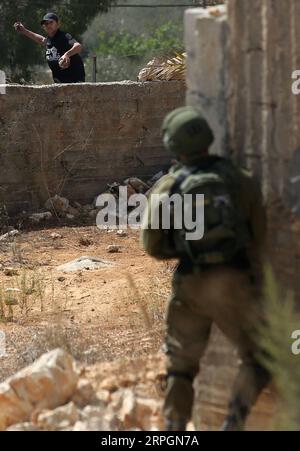 191019 -- PEKING, 19. Oktober 2019 -- Ein palästinensischer Demonstrant schleudert Steine auf einen israelischen Soldaten während der Zusammenstöße nach einem Protest gegen die Ausdehnung jüdischer Siedlungen im Dorf Kufr Qadoom in der Nähe der Westbank-Stadt Nablus, 18. Oktober 2019. Foto von /Xinhua XINHUA FOTOS DES TAGES AymanxNobani PUBLICATIONxNOTxINxCHN Stockfoto