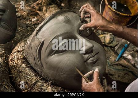 191019 -- PEKING, 19. Oktober 2019 -- ein Künstler arbeitet an einem Tonidol der hinduistischen Göttin Kali, der Göttin der Macht, vor Diwali, dem Festival der Lichter, in Kalkutta, Indien, 18. Oktober 2019. XINHUA FOTOS DES TAGES TumpaxMondal PUBLICATIONxNOTxINxCHN Stockfoto