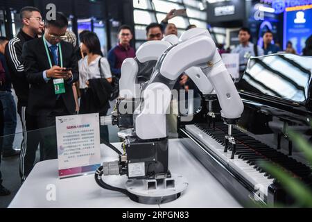 191019 -- PEKING, 19. Oktober 2019 -- Ein 5G-Roboter spielt Klavier während der Light of Internet Expo in Wuzhen, ostchinesische Provinz Zhejiang, 18. Oktober 2019. Im Rahmen der 6. World Internet Conference eröffnete am Freitag in Wuzhen die Light of Internet Expo, die mehr als 600 relative Unternehmen und Organisationen anlockt. XINHUA FOTOS DES TAGES XuxYu PUBLICATIONxNOTxINxCHN Stockfoto