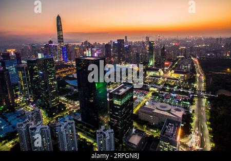 191019 -- PEKING, 19. Oktober 2019 -- Luftaufnahme aufgenommen am 14. Februar 2017 zeigt einen Nachtblick im Zentrum von Shenzhen, südchinesische Provinz Guangdong. Xinhua-Schlagzeilen: Entschlüsselung der Entwicklung von Chinas boomender Silicon Valley-ähnlicher Gemeinde MaoxSiqian PUBLICATIONxNOTxINxCHN Stockfoto