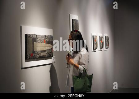 191019 -- JINGDEZHEN, 19. Oktober 2019 -- Eine Frau besucht Eine Porzellanausstellung während einer Keramikmesse in Jingdezhen, ostchinesische Provinz Jiangxi, 18. Oktober 2019. Die fünftägige China Jingdezhen International Ceramic Fair 2019 wurde am Freitag eröffnet und zog fast 1.000 Porzellanfirmen aus dem in- und Ausland an. CHINA-JIANGXI-JINGDEZHEN-INTERNATIONAL CERAMIC FAIR CN ZHOUXMI PUBLICATIONXNOTXINXCHN Stockfoto