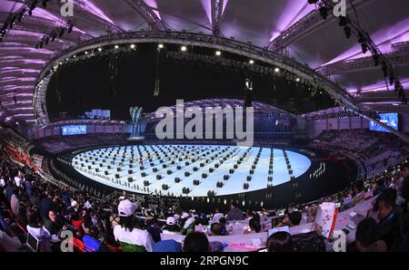 191019 -- PEKING, 19. Oktober 2019 -- Foto aufgenommen am 18. Oktober 2019 zeigt einen Blick auf die Eröffnungszeremonie der 7. Internationalen Militärsportkonferenz CISM Military World Games in Wuhan, der Hauptstadt der zentralchinesischen Provinz Hubei. China startete die Militärweltspiele 2019 in seiner Landesmetropole Wuhan am Freitagabend mit einer schillernden Zeremonie, die die antike Zivilisation des Landes und ein Angebot an Freundschaft zur Welt zeigt. XINHUA FOTOS DES TAGES ChengxMin PUBLICATIONxNOTxINxCHN Stockfoto