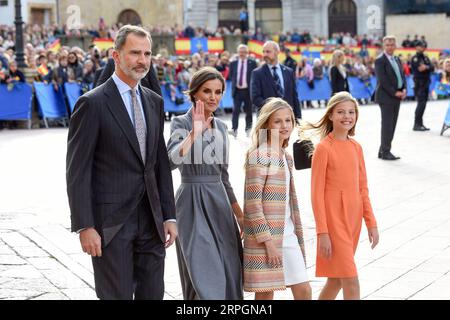 191019 -- OVIEDO, 19. Oktober 2019 -- Spaniens Prinzessin Leonor 3. L, ihr Vater, König Felipe VI. 1. L, Mutter, Königin Letizia 2. L, und Schwester, Prinzessin Sofia nehmen an der Zeremonie zur Verleihung der Prinzessin von Asturien Awards in Oviedo, Spanien, 18. Oktober 2019 Teil. Die jährliche Zeremonie zur Verleihung der Princess of Asturias Awards fand am Freitag in der nordspanischen Stadt Oviedo statt, während der die 13-jährige spanische Prinzessin ihre erste Rede hielt. Heute ist ein sehr wichtiger Tag in meinem Leben, auf den ich mit großer Erwartung gewartet habe, sagte die spanische Prinzessin Leonor bei der Zeremonie, wo ihr Name ist Stockfoto