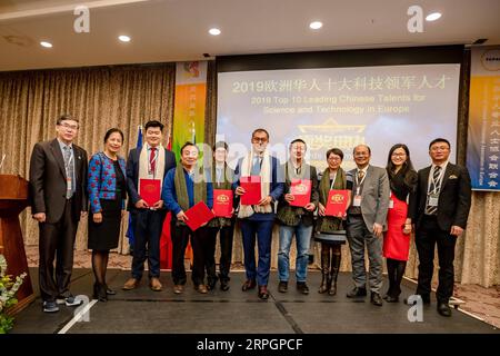 191019 -- DUN LAOGHAIRE IRELAND, 19. Oktober 2019 Xinhua -- die Gewinner der 2019 Top 10 der führenden chinesischen Talente für Wissenschaft und Technologie in Europa posieren für ein Gruppenfoto bei der Abschlusszeremonie des 11. Europa-Forums, das von der Federation of Chinese Professional Association in Europe FCPAE in Dun Laoghaire, einer Küstenstadt südlich von Dublin, Irland, organisiert wird. am 19. Oktober 2019. Das 11. Europa-Forum fand am Samstag in Dun Laoghaire seinen Abschluss. XINHUA IRELAND-DUN LAOGHAIRE-FCPAE-EUROPE FORUM PUBLICATIONXNOTXINXCHN Stockfoto