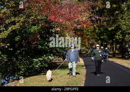 191020 -- NEW YORK, 20. Oktober 2019 -- Besucher schlendern am Hessian Lake am Bear Mountain in New York, USA, 19. Oktober 2019. USA-NEW YORK-HERBSTLANDSCHAFT HanxFang PUBLICATIONxNOTxINxCHN Stockfoto