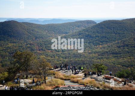 191020 -- NEW YORK, 20. Oktober 2019 -- Besucher genießen die Herbstlandschaft am Bear Mountain Peak in New York, USA, 19. Oktober 2019. USA-NEW YORK-HERBSTLANDSCHAFT HanxFang PUBLICATIONxNOTxINxCHN Stockfoto