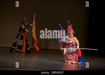 191020 -- NEW YORK, 20. Oktober 2019 -- Lehrer des Confucius Institute of Chinese Opera CICO der State University of New York SUNY in Binghamton treten während einer Veranstaltung zum 10. Jahrestag des CICO in Binghamton, USA, am 18. Oktober 2019 auf. 2019 Nobelpreisträger schließt sich der Feierlichkeit des SUNY Chinese Opera Institute an. U.S.-BINGHAMTON-SUNY-CICO-CELEBRATION Xinhua PUBLICATIONxNOTxINxCHN Stockfoto