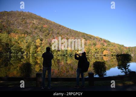 191020 -- NEW YORK, 20. Oktober 2019 -- Besucher fotografieren die Herbstlandschaft am Bear Mountain in New York, USA, 19. Oktober 2019. USA-NEW YORK-HERBSTLANDSCHAFT HanxFang PUBLICATIONxNOTxINxCHN Stockfoto