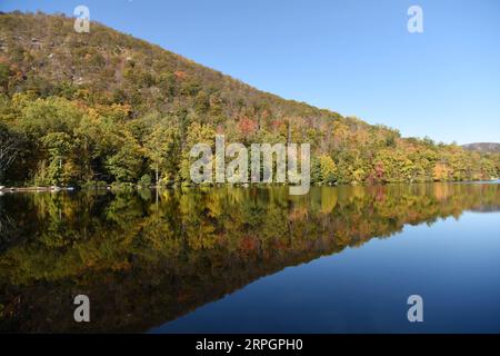 191020 -- NEW YORK, 20. Oktober 2019 -- Foto aufgenommen am 19. Oktober 2019 zeigt die Herbstlandschaft des Bear Mountain in New York, USA. USA-NEW YORK-HERBSTLANDSCHAFT HanxFang PUBLICATIONxNOTxINxCHN Stockfoto