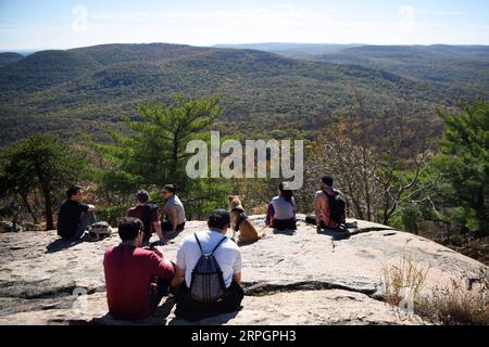 191020 -- NEW YORK, 20. Oktober 2019 -- Besucher genießen die Herbstlandschaft am Bear Mountain Peak in New York, USA, 19. Oktober 2019. USA-NEW YORK-HERBSTLANDSCHAFT HanxFang PUBLICATIONxNOTxINxCHN Stockfoto