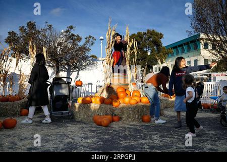 191020 -- SAN FRANCISCO, 20. Oktober 2019 -- Kinder besuchen eine Herbstparty im Menlo Park von Carlifornia, USA, 19. Oktober 2019. Foto von /Xinhua U.S.-CARLIFORNIA-HERBSTPARTY LixJianguo PUBLICATIONxNOTxINxCHN Stockfoto