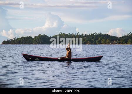 191020 -- SALOMONEN, 20. Oktober 2019 -- ein älterer Mann winkt auf einem kleinen Boot in Guadalcanal, Salomonen, 11. Oktober 2019. Foto von /Xinhua SALOMONEN-SCHNAPPSCHÜSSE ZhuxHongye PUBLICATIONxNOTxINxCHN Stockfoto