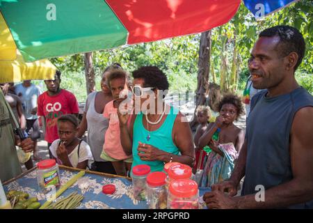 191020 -- SALOMONEN, 20. Oktober 2019 -- Ein Stallbesitzer verkauft Betelnüsse in Guadalcanal, Salomonen, 11. Oktober 2019. Foto von /Xinhua SALOMONEN-SCHNAPPSCHÜSSE ZhuxHongye PUBLICATIONxNOTxINxCHN Stockfoto