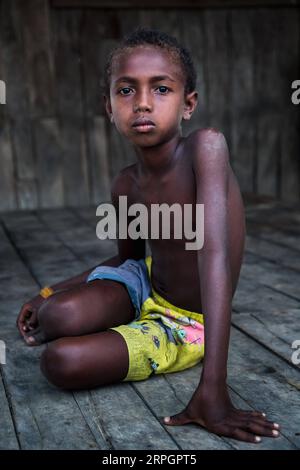 191020 -- GUADALCANAL, 20. Oktober 2019 -- Ein Kind ruht zu Hause in Guadalcanal, Salomonen, 10. Oktober 2019. Foto von /Xinhua SALOMONEN-GUADALCANAL-CHILDREN ZhuxHongye PUBLICATIONxNOTxINxCHN Stockfoto