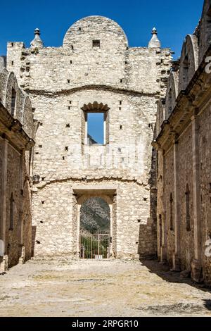 Die Fassade des ehemaligen Klosters von Bucareli in Pinal de Amoles, Querétaro, México. Die Fassade eines alten Gebäudes. Stockfoto