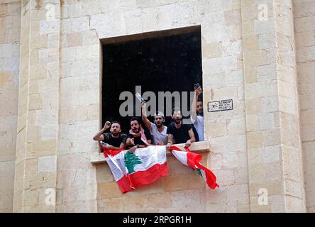 191020 -- BEIRUT, 20. Oktober 2019 -- Menschen nehmen an einem Protest in der Innenstadt von Beirut, Libanon, 20. Oktober 2019 Teil. Am vierten Tag in Folge wurden landesweite Demonstrationen im Libanon fortgesetzt, die zu großen Veränderungen im politischen System des Landes aufforderten. Die Demonstranten blockierten Straßen und verbrannten Reifen und skandierten Slogans. Am Donnerstag begannen landesweite Proteste im Libanon, die von den von der Regierung vorgeschlagenen Plänen zur Einführung neuer Steuern auf die Bürger angeheizt wurden. Foto von Bilal Jawich/Xinhua LEBANON-BEIRUT-PROTEST LixLiangyong PUBLICATIONxNOTxINxCHN Stockfoto