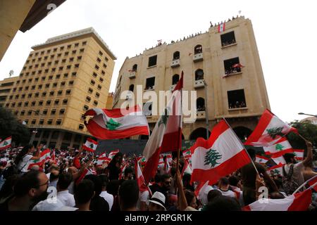 191020 -- BEIRUT, 20. Oktober 2019 -- Menschen nehmen an einem Protest in der Innenstadt von Beirut, Libanon, 20. Oktober 2019 Teil. Am vierten Tag in Folge wurden landesweite Demonstrationen im Libanon fortgesetzt, die zu großen Veränderungen im politischen System des Landes aufforderten. Die Demonstranten blockierten Straßen und verbrannten Reifen und skandierten Slogans. Am Donnerstag begannen landesweite Proteste im Libanon, die von den von der Regierung vorgeschlagenen Plänen zur Einführung neuer Steuern auf die Bürger angeheizt wurden. Foto von Bilal Jawich/Xinhua LEBANON-BEIRUT-PROTEST LixLiangyong PUBLICATIONxNOTxINxCHN Stockfoto