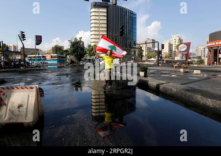 191020 -- BEIRUT, 20. Oktober 2019 -- Ein Demonstrant demonstriert in Beirut, Libanon, 20. Oktober 2019. Am vierten Tag in Folge wurden landesweite Demonstrationen im Libanon fortgesetzt, die zu großen Veränderungen im politischen System des Landes aufforderten. Die Demonstranten blockierten Straßen und verbrannten Reifen und skandierten Slogans. Am Donnerstag begannen landesweite Proteste im Libanon, die von den von der Regierung vorgeschlagenen Plänen zur Einführung neuer Steuern auf die Bürger angeheizt wurden. Foto von Bilal Jawich/Xinhua LEBANON-BEIRUT-PROTEST LixLiangyong PUBLICATIONxNOTxINxCHN Stockfoto