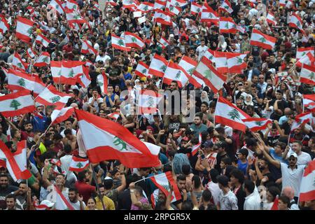 191020 -- BEIRUT, 20. Oktober 2019 Xinhua -- Menschen nehmen am 20. Oktober 2019 an einem Protest in der Innenstadt von Tripoli im Libanon Teil. Landesweite Demonstrationen wurden am vierten Tag im Libanon fortgesetzt, nachdem Demonstranten gefordert hatten, die Regierung zu ändern, berichtete die nationale Nachrichtenagentur am Sonntag. Foto von Khalid/Xinhua LEBANON-DEMONSTRATION-DEMONSTRANTEN PUBLICATIONxNOTxINxCHN Stockfoto