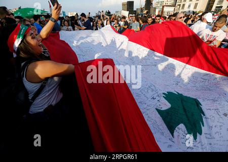 191020 -- BEIRUT, 20. Oktober 2019 Xinhua -- Menschen nehmen an einem Protest in der Innenstadt von Beirut, Libanon, am 20. Oktober 2019 Teil. Landesweite Demonstrationen wurden am vierten Tag im Libanon fortgesetzt, nachdem Demonstranten gefordert hatten, die Regierung zu ändern, berichtete die nationale Nachrichtenagentur am Sonntag. Foto von Bilal Jawich/Xinhua LEBANON-DEMONSTRATION-DEMONSTRANTEN PUBLICATIONxNOTxINxCHN Stockfoto