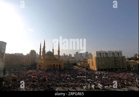 191020 -- BEIRUT, 20. Oktober 2019 Xinhua -- Menschen nehmen an einem Protest in der Innenstadt von Beirut, Libanon, am 20. Oktober 2019 Teil. Landesweite Demonstrationen wurden am vierten Tag im Libanon fortgesetzt, nachdem Demonstranten gefordert hatten, die Regierung zu ändern, berichtete die nationale Nachrichtenagentur am Sonntag. Foto von Bilal Jawich/Xinhua LEBANON-DEMONSTRATION-DEMONSTRANTEN PUBLICATIONxNOTxINxCHN Stockfoto