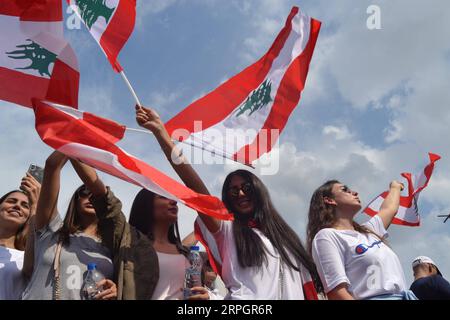 191020 -- BEIRUT, 20. Oktober 2019 Xinhua -- Menschen nehmen am 20. Oktober 2019 an einem Protest in der Innenstadt von Tripoli im Libanon Teil. Landesweite Demonstrationen wurden am vierten Tag im Libanon fortgesetzt, nachdem Demonstranten gefordert hatten, die Regierung zu ändern, berichtete die nationale Nachrichtenagentur am Sonntag. Foto von Khalid/Xinhua LEBANON-DEMONSTRATION-DEMONSTRANTEN PUBLICATIONxNOTxINxCHN Stockfoto