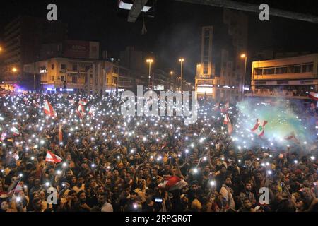 191020 -- BEIRUT, 20. Oktober 2019 Xinhua -- Menschen nehmen am 20. Oktober 2019 an einem Protest in der Innenstadt von Tripoli im Libanon Teil. Landesweite Demonstrationen wurden am vierten Tag im Libanon fortgesetzt, nachdem Demonstranten gefordert hatten, die Regierung zu ändern, berichtete die nationale Nachrichtenagentur am Sonntag. Foto von Khalid/Xinhua LEBANON-DEMONSTRATION-DEMONSTRANTEN PUBLICATIONxNOTxINxCHN Stockfoto