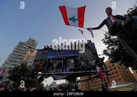 191020 -- BEIRUT, 20. Oktober 2019 Xinhua -- Menschen nehmen an einem Protest in der Innenstadt von Beirut, Libanon, am 20. Oktober 2019 Teil. Landesweite Demonstrationen wurden am vierten Tag im Libanon fortgesetzt, nachdem Demonstranten gefordert hatten, die Regierung zu ändern, berichtete die nationale Nachrichtenagentur am Sonntag. Foto von Bilal Jawich/Xinhua LEBANON-DEMONSTRATION-DEMONSTRANTEN PUBLICATIONxNOTxINxCHN Stockfoto