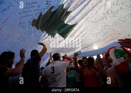 191020 -- BEIRUT, 20. Oktober 2019 Xinhua -- Menschen nehmen an einem Protest in der Innenstadt von Beirut, Libanon, am 20. Oktober 2019 Teil. Landesweite Demonstrationen wurden am vierten Tag im Libanon fortgesetzt, nachdem Demonstranten gefordert hatten, die Regierung zu ändern, berichtete die nationale Nachrichtenagentur am Sonntag. Foto von Bilal Jawich/Xinhua LEBANON-DEMONSTRATION-DEMONSTRANTEN PUBLICATIONxNOTxINxCHN Stockfoto