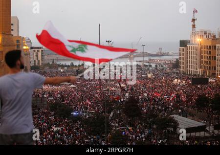 191020 -- BEIRUT, 20. Oktober 2019 Xinhua -- Menschen nehmen an einem Protest in der Innenstadt von Beirut, Libanon, am 20. Oktober 2019 Teil. Landesweite Demonstrationen wurden am vierten Tag im Libanon fortgesetzt, nachdem Demonstranten gefordert hatten, die Regierung zu ändern, berichtete die nationale Nachrichtenagentur am Sonntag. Foto von Bilal Jawich/Xinhua LEBANON-DEMONSTRATION-DEMONSTRANTEN PUBLICATIONxNOTxINxCHN Stockfoto